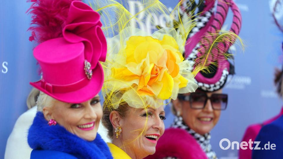 Manche glauben, beim Pferderennen im britischen Cheltenham ginge es um Pferdewetten und Jockeys. In Wirklichkeit geht es aber um Hüte!! Bild: David Davies For The Jockey Club/PA Wire/dpa