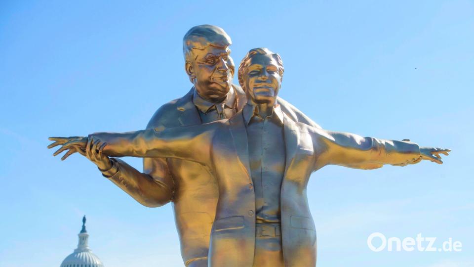 Eine Skulptur der anonymen Künstlergruppe „The Secret Handshake“, die Präsident Donald Trump und Jeffrey Epstein in „Titanic“-Pose darstellen soll, steht auf der National Mall in der Nähe des Kapitols in Washington. Bild: Rod Lamkey/AP/dpa