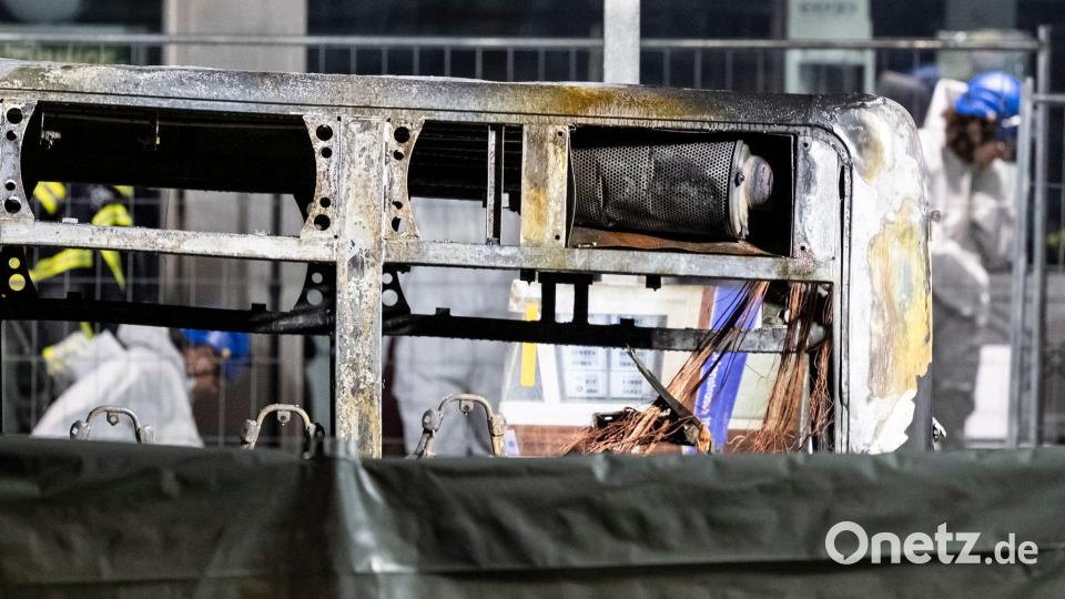 Der Bus brannte komplett aus. Bild: Alessandro Della Valle/KEYSTONE/dpa