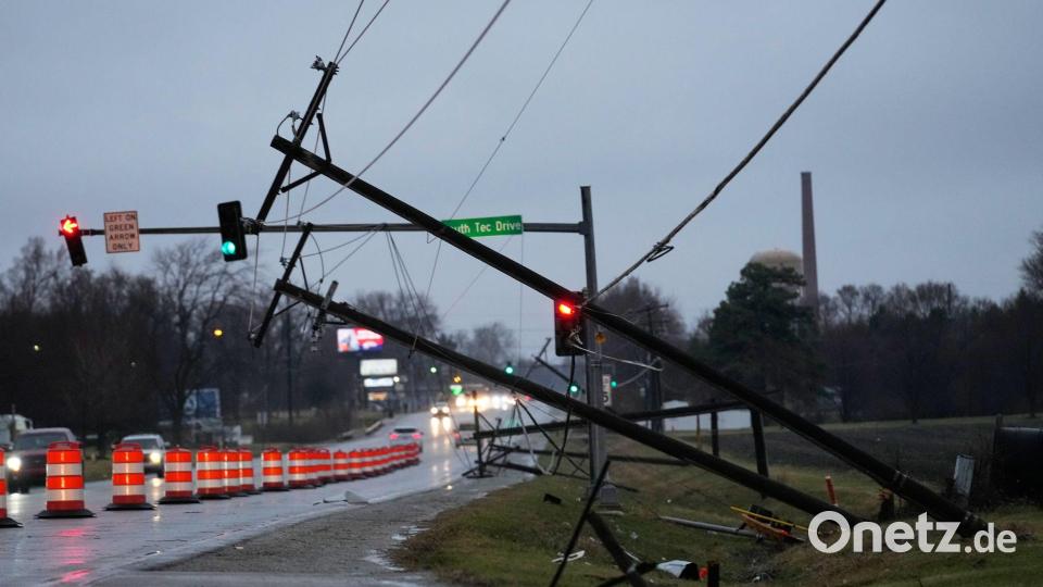 Abgeknickt: Nach einem starken Sturm in Illinois in den USA sind Strommasten beschädigt. Bild: Nam Y. Huh/AP/dpa