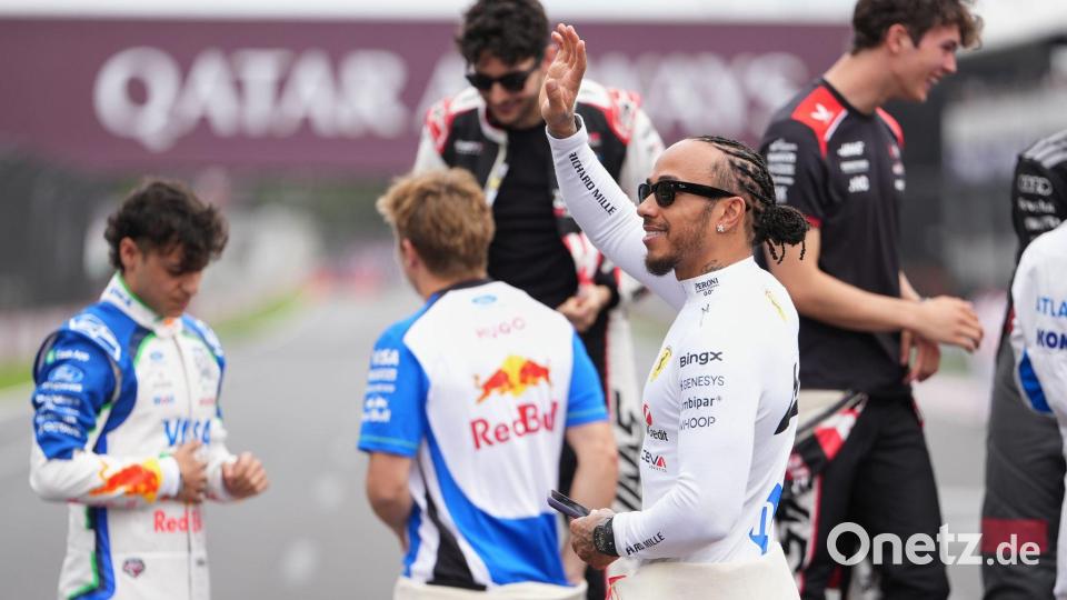 Arvid Lindblad (l) ist seinem Idol Lewis Hamilton (r) ganz nah. (Archivbild) Bild: Asanka Brendon Ratnayake/AP/dpa