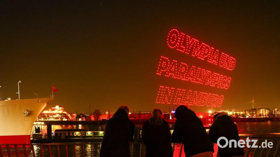 Lichtshow zum Auftakt der Olympia-Kampagne über der Elbe an den Landungsbrücken. (Archivbild) Bild: Christian Charisius/dpa
