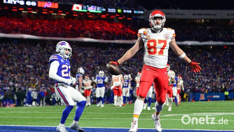 Travis Kelce (r) hat noch nie für einen anderen Club als die Chiefs gespielt. (Archivbild) Bild: Adrian Kraus/AP/dpa