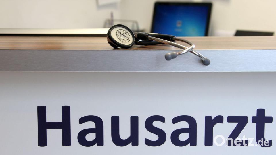 In Bayern gibt es 71 Hausärztinnen und -ärzte je 100.000 Einwohner. (Symbolbild) Bild: Stephan Jansen/dpa