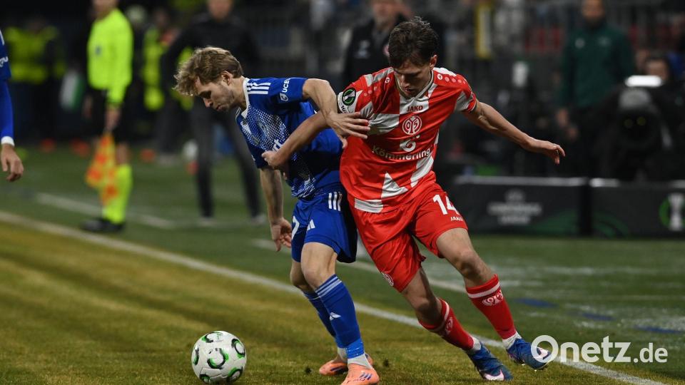 Der FSV Mainz 05 um William Bøving (r) lieferte sich ein umkämpftes Duell mit Sigma Olmütz. Bild: Ludìk Peøina/CTK/dpa