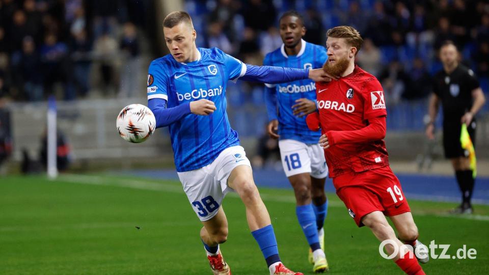 Kampf um eine gute Ausgangslage fürs Rückspiel: Genks Heymans hat im Duell mit Beste vom SC Freiburg die Nase vorn. Bild: Geert Vanden Wijngaert/AP/dpa