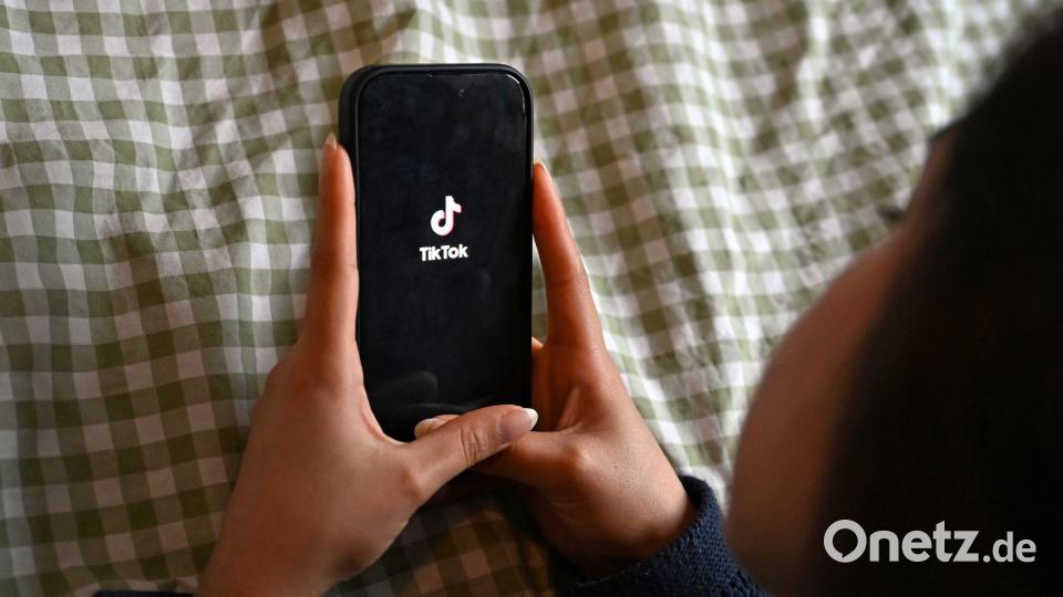 Eine von der Bundesregierung eingesetzte Kommission mit Fachleuten soll bis zum Sommer Empfehlungen für besseren Kinder- und Jugendschutz im Netz vorlegen. (Symbolbild) Bild: Elisa Schu/dpa