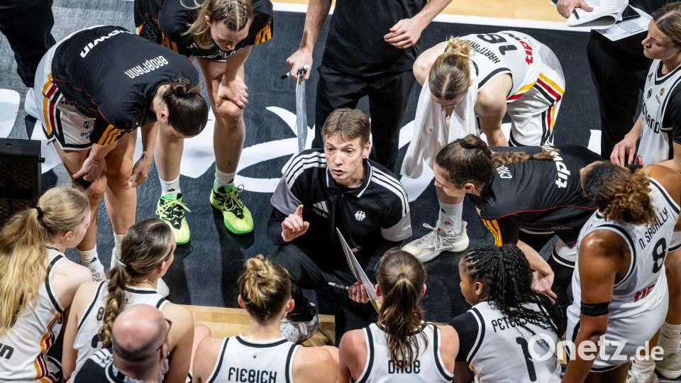 Der neue Bundestrainer Olaf Lange hat mit den deutschen Basketballerinnen in der WM-Quali auch das zweite Spiel gewonnen. Bild: Tilo Wiedensohler/camera4/dpa
