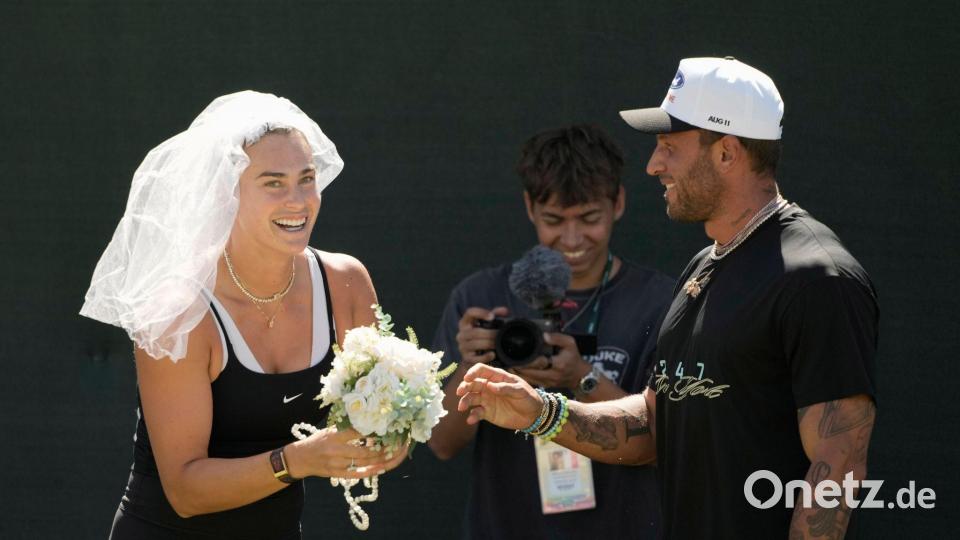 Aryna Sabalenka (l) hat beim Training ihren Spaß. Bild: Charles Baus/CSM via ZUMA Press Wire/dpa