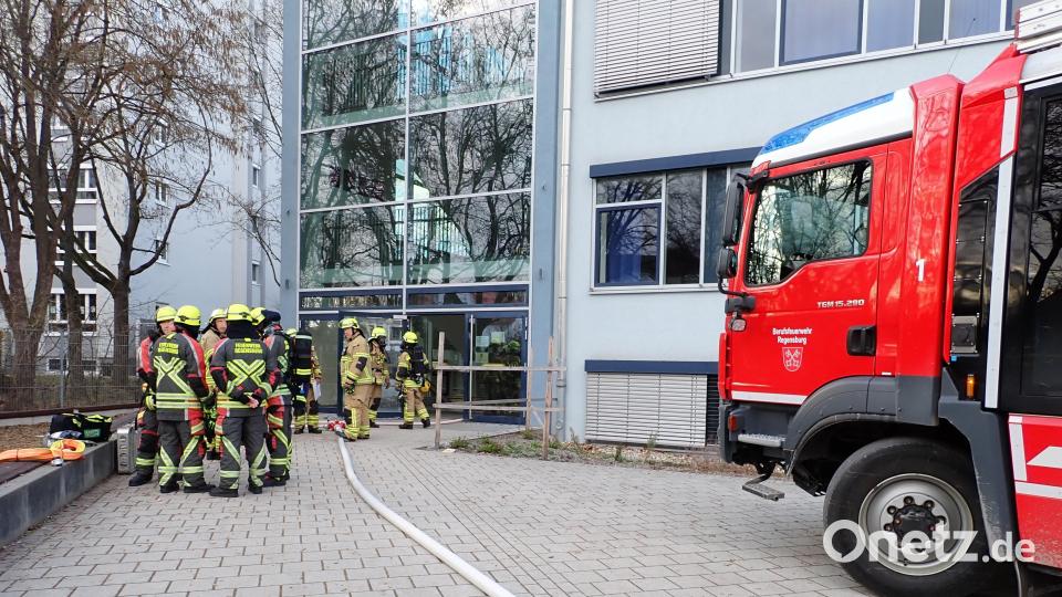Im Regensburger Stadtteil Reinhausen brannte am Donnerstag eine Schultoilette. Die Berufsfeuerwehr Regensburg war schnell vor Ort. Bild: Berufsfeuerwehr Regensburg