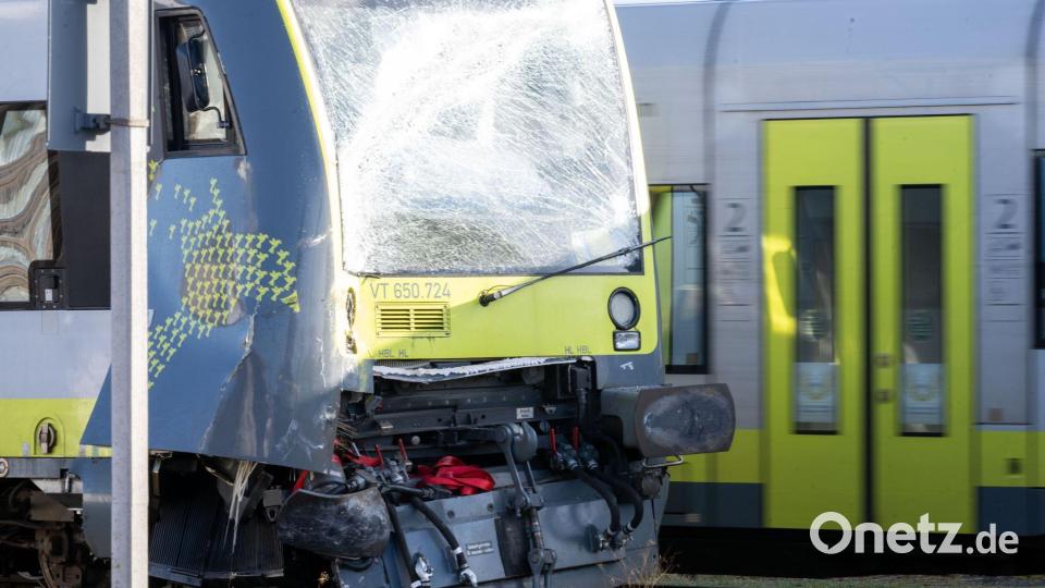 Der beschädigte Zug war am Donnerstagmorgen noch am Bayreuther Hauptbahnhof zu sehen. Bild: Pia Bayer/dpa