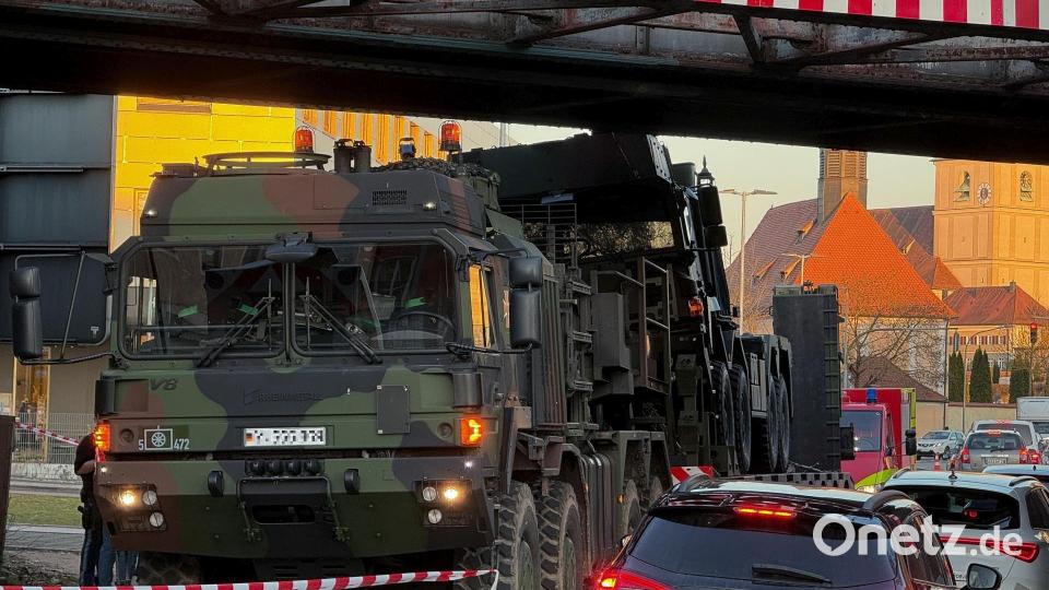 Gegen 17.30 Uhr war ein Schlag zu hören, als der Lkw etwas bewegt wurde, um ihn zu befreien. Bild: Wolfgang Steinbacher