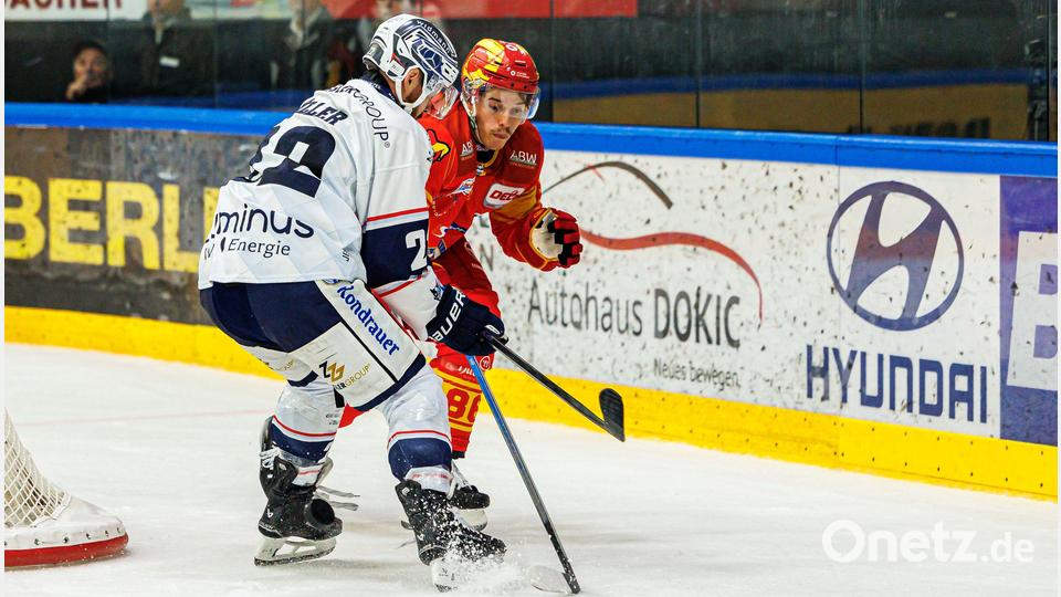 Quirin Glas-Bader (rechts) trägt künftig das Trikot der Blue Devils Weiden. Archivbild: Blue Devils Weiden