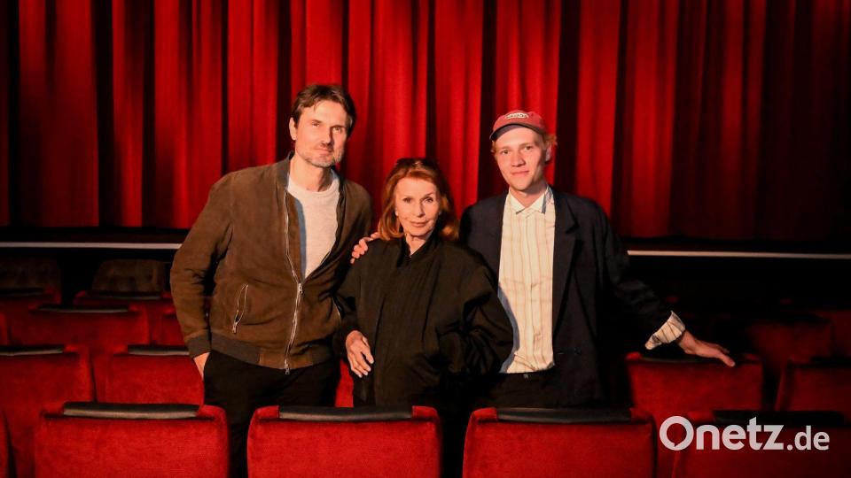 Senta Berger (M) macht Urlaub von der Reha - im Kino mit ihrem Sohn Simon Verhoeven (l) und dem Schauspieler Bruno Alexander (r). Bild: RONNY HEINE/Warner Bros. Entertainment GmbH/dpa