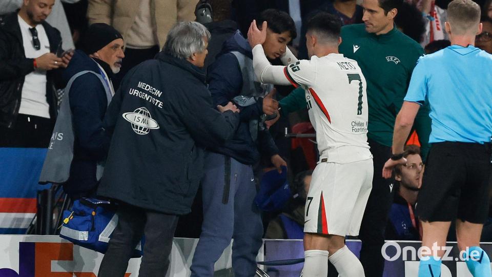 Pedro Neto entschuldigt sich bei dem Balljungen. Bild: Loic Baratoux/ZUMA Press Wire/dpa