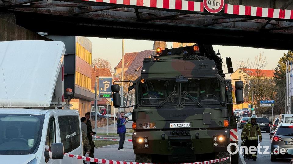 Ein Fahrzeug der Bundeswehr steckt unter Bahnunterführung in der Regensburger Straße in Amberg fest. Bild: Wolfgang Steinbacher