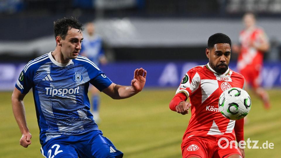 Der FSV Mainz 05 um Phillipp Mwene (r) tat sich in Olmütz schwer. Bild: Ludìk Peøina/CTK/dpa