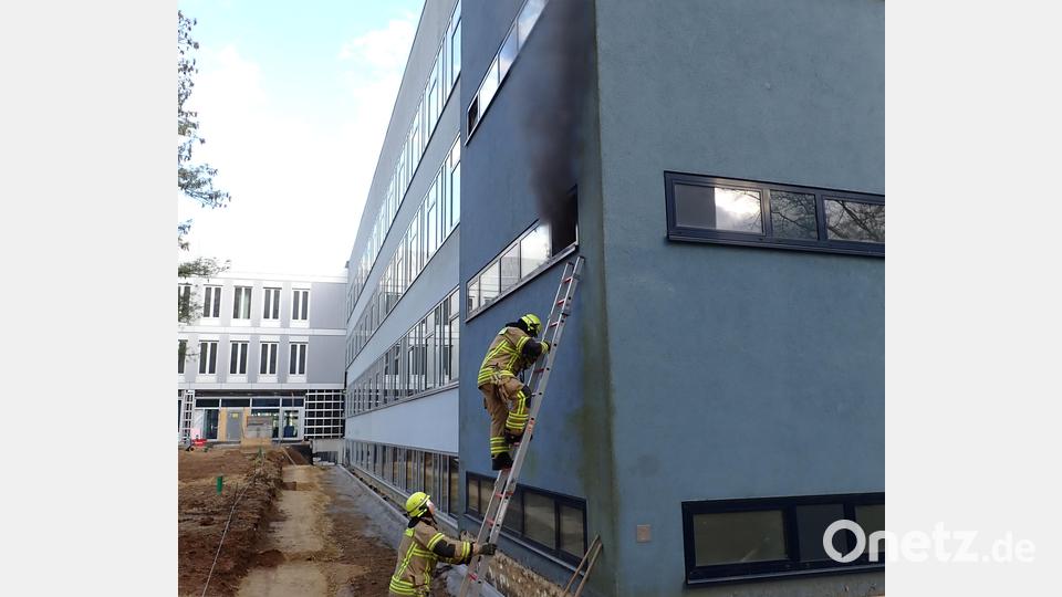 Die Einsatzkräfte stiegen auch von außen in die brennende Toilette ein. Bild: Berufsfeuerwehr Regensburg