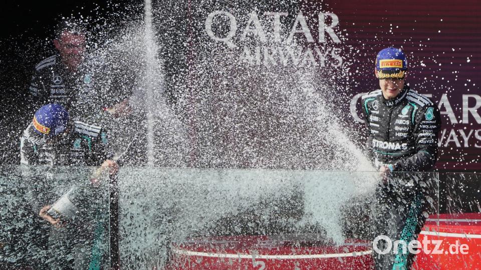 So kann es für Mercedes weitergehen: George Russell (rechts) und Kimi Antonelli feiern ihren Doppelerfolg in Melbourne. (Archivbild) Bild: Heath McKinley/AP/dpa
