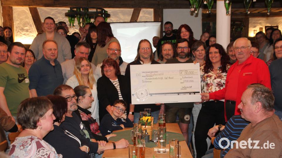 Beim "Rechensimmer" wird der symbolische Scheck in Höhe von 30.000 Euro an Herbert Putzer (rechts) von der Kinderkrebshilfe übergeben. Bild: Konrad Rosner