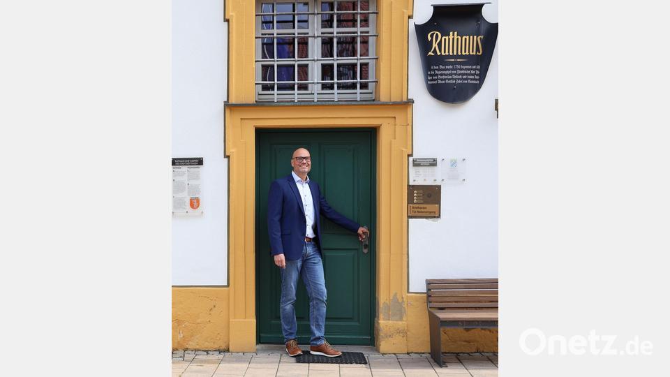 Steffen Romstöck ist mit seinem Wechsel ins Rathaus zufrieden. (Archivbild) Bild: D. Mitnacht/Stadt Röttingen/dpa