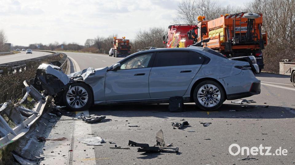 Laut Polizei prallte das Auto mit einem Sicherungswagen der Autobahnmeisterei zusammen. Bild: Bernd Wüstneck/dpa
