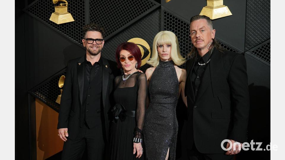 Jack Osbourne (ganz links, hier mit Sharon Osbourne, Kelly Osbourne und Sid Wilson) war ebenfalls in der MTV-Serie „The Osbournes“ zu sehen. (Archivbild) Bild: Jordan Strauss/Invision/AP/dpa