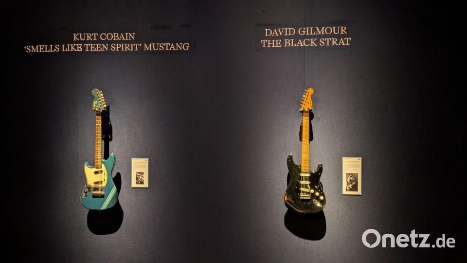 Die „Black Strat“ von David Gilmour (r) erzielte einen Rekordpreis von umgerechnet rund 12,4 Millionen Euro. Eine Gitarre von Kurt Cobain kam für rund 6 Millionen Euro unter den Hammer. Bild: Philip Dethlefs/dpa