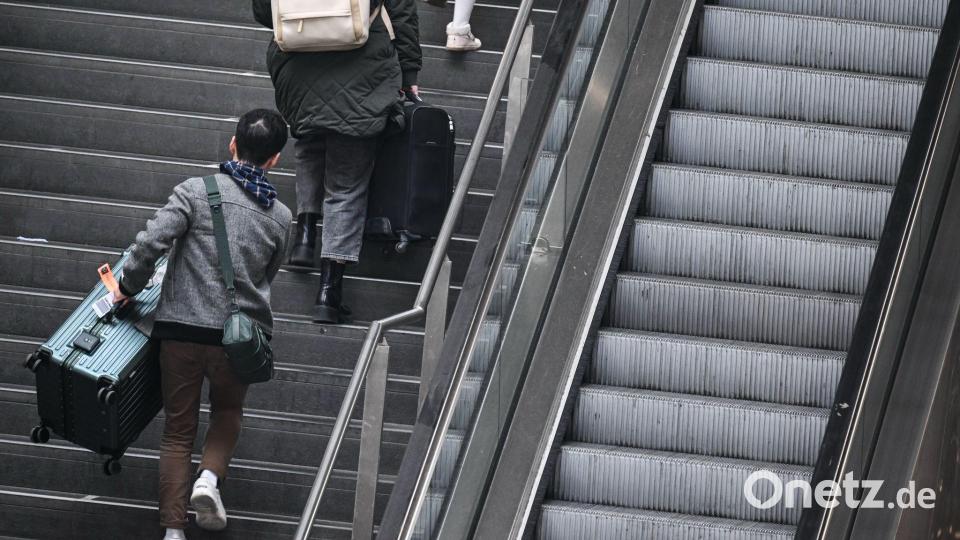 Schwere Lasten werden getragen, ohne Rolltreppe. Bild: Britta Pedersen/dpa