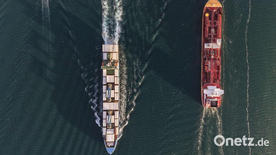 Ein Massengutfrachter und ein Frachtschiff passieren den Panamakanal. Bild: Matias Delacroix/AP/dpa