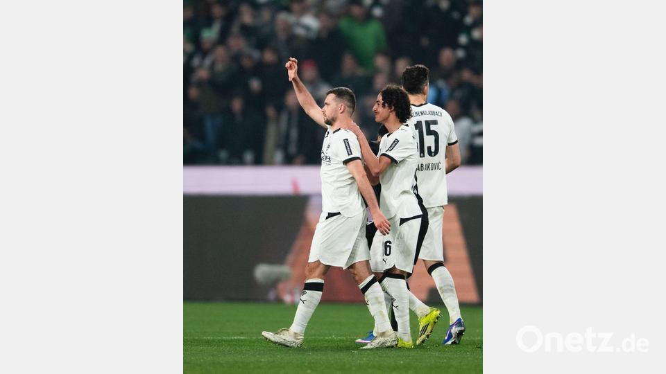 Kunstschütze Stöger jubelt über sein Traumtor zum 1:0. Bild: Marius Becker/dpa