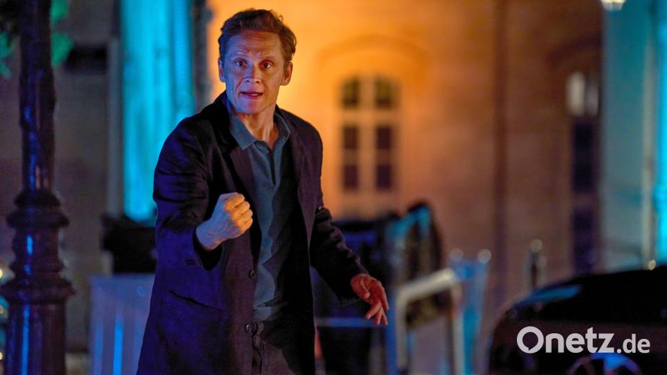 Der 45-jährige Matthias Schweighöfer steht in der Serie mit Kaley Cuoco vor der Kamera. (Archivbild) Bild: Bruno Calvo/ARD /dpa