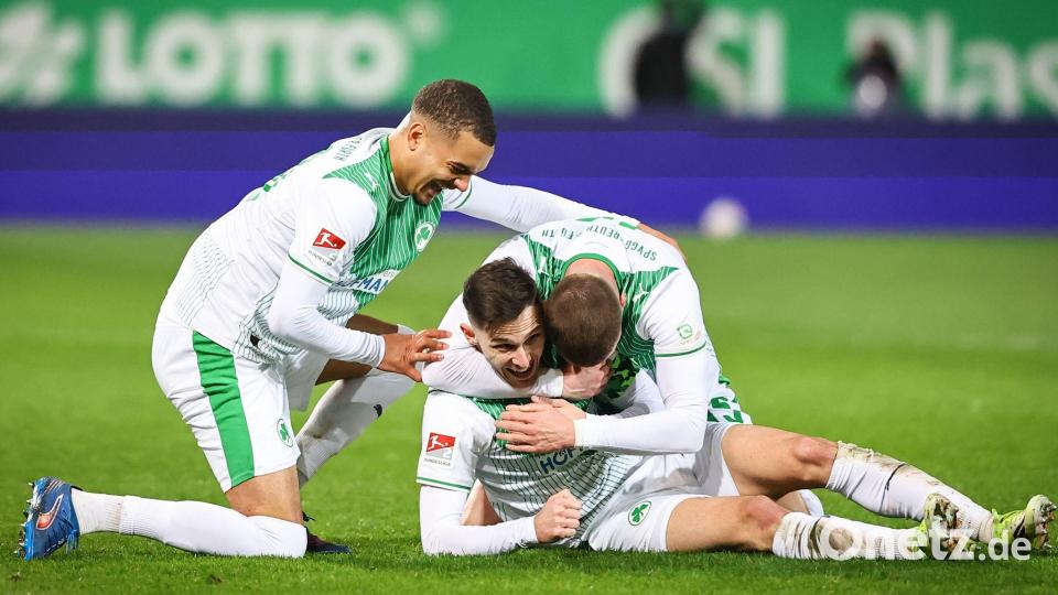 Die SpVgg Greuther jubelt über den Sieg gegen Elversberg. Bild: Daniel Karmann/dpa