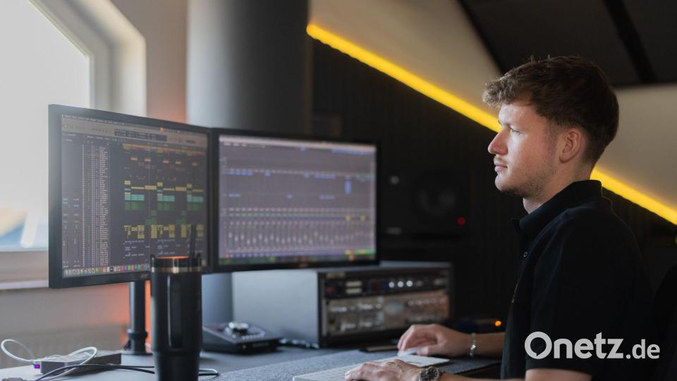 Still am Schreibtisch statt laut auf der Bühne: Julian Sommer bei der Arbeit. Bild: Rolf Vennenbernd/dpa