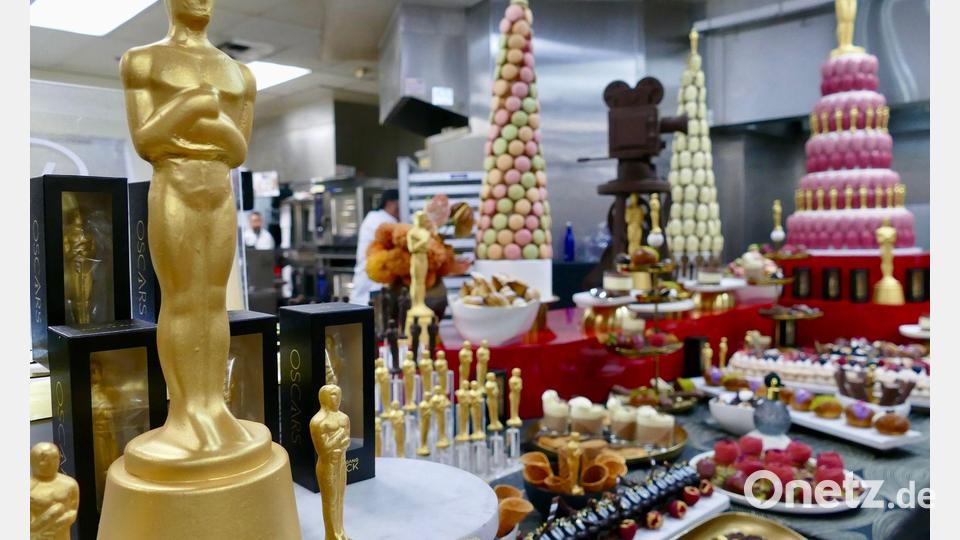 Vergoldete Schokoladen-Oscars gehören zur Dessert-Auswahl. Bild: Barbara Munker/dpa