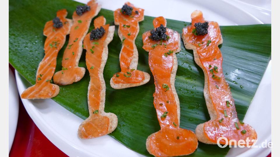 Wildlachsstreifen werden in Form einer Oscar-Trophäe zurechtgeschnitten. Bild: Barbara Munker/dpa