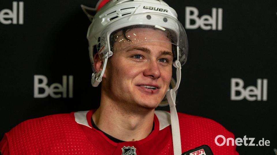 Nationalstürmer Stützle freut sich auf die Spiele in seiner Heimat. (Archivbild) Bild: Maximilian Haupt/dpa