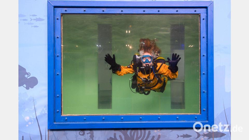 Eine Tauchlehrerin taucht bei einer Vorführung auf der Messe "Magdeboot" in Magdeburg. Bild: Klaus-Dietmar Gabbert/dpa