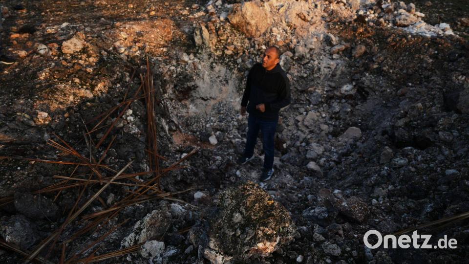 Ein Mann schaut nach dem Einschlag einer iranischen Rakete im Norden Israels die Schäden an. Bild: Ariel Schalit/AP/dpa