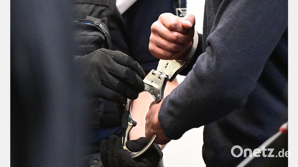 Die Angeklagten wollen sich erst später zu den Vorwürfen äußern. Bild: Bernd Weißbrod/dpa