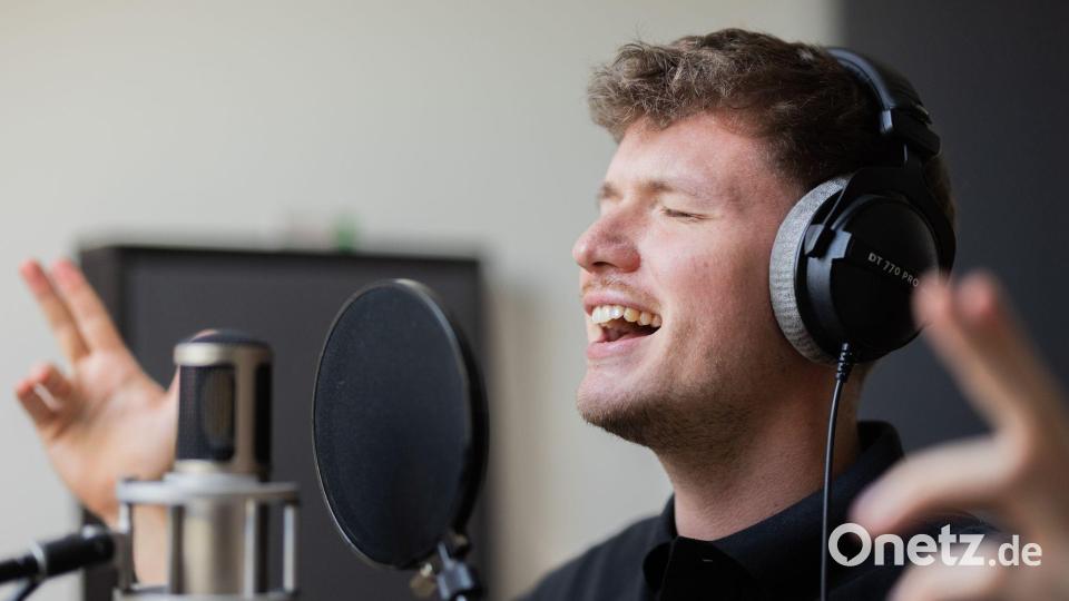 Hier entstehen die Hits: Julian Sommer in seiner Tonkabine. Bild: Rolf Vennenbernd/dpa