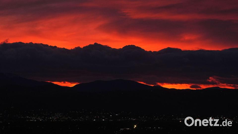 Die untergehende Sonne beleuchtet eine Wolkenbank, die über den Rocky Mountains schwebt, während ein Sturm über die Front Range von Colorado fegt. Bild: David Zalubowski/AP/dpa