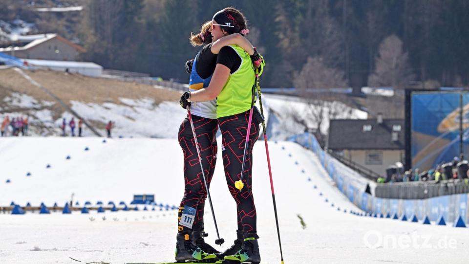 Johanna Recktenwald (l) mit Guide Emily Weiss. (Archivbild) Bild: Martin Schutt/dpa