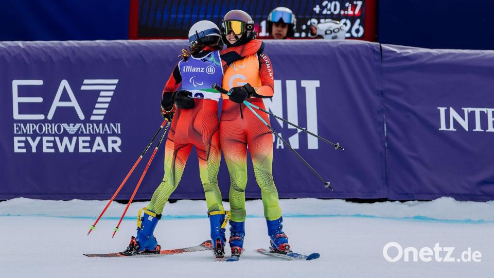 Geschafft: Maya Fügenschuh (l) und Johanna Holzmann. Bild: Philipp von Ditfurth/dpa