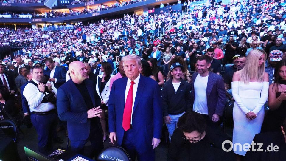 US-Präsident Donald Trump - hier mit UFC-Boss Dana White - gilt als Mixed-Martial-Arts-Fan. Athleten des Kampfsports sollen nun FBI-Mitarbeiter trainieren. (Archivbild) Bild: Frank Franklin II/AP/dpa