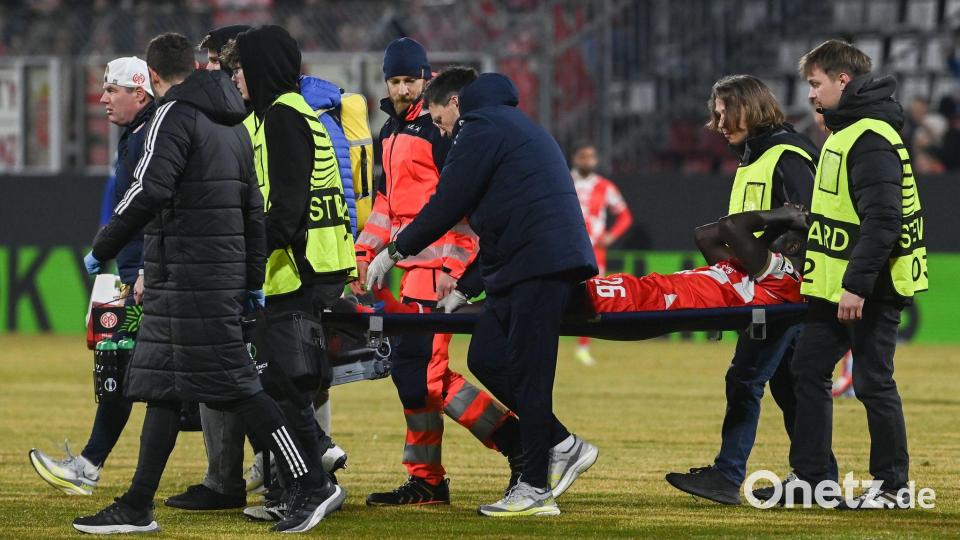 Silas musste mit einer Trage abtransportiert werden. Bild: Ludìk Peøina/CTK/dpa