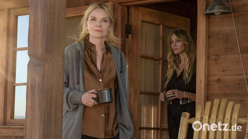 Stacy Clyburn (Michelle Pfeiffer) und ihre Tochter Abigail (Beau Garrett) suchen in der Natur von Montana nach Antworten. Bild: Emerson Miller/Paramount+/dpa