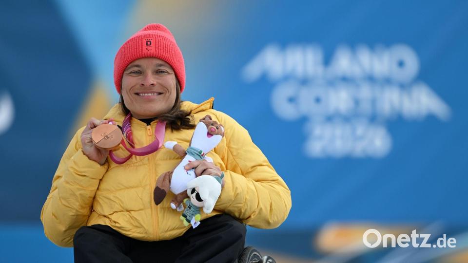Anja Wicker freut sich über ihre dritte Medaille. Bild: Martin Schutt/dpa