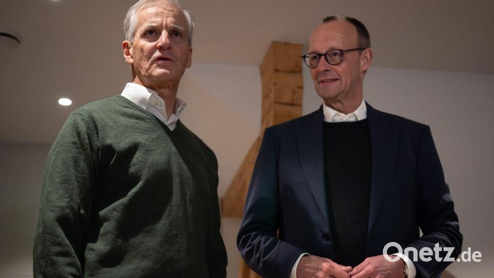 Gleich nach der Ankunft traf sich der Kanzler mit Norwegens Regierungschef zum Vier-Augen-Gespräch. Bild: Soeren Stache/dpa