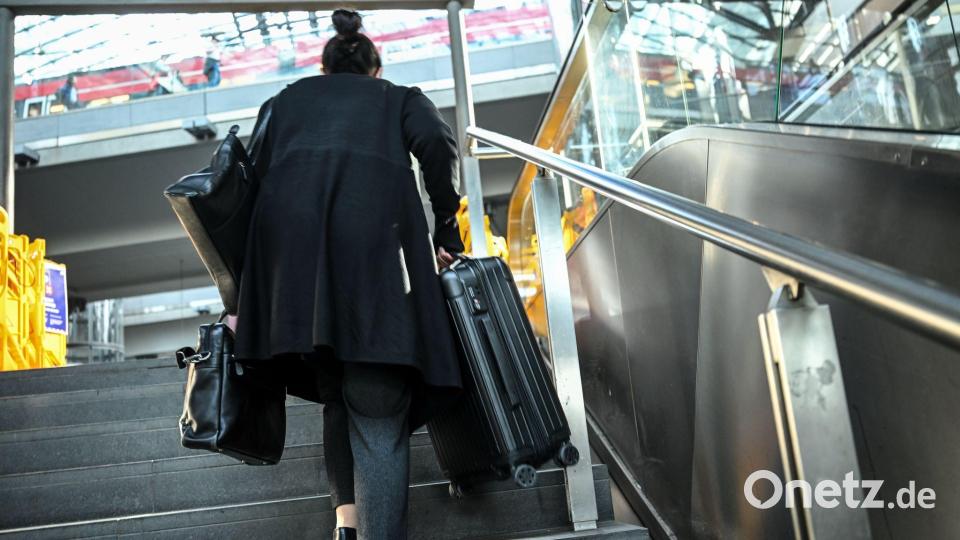 Schwere Lasten werden getragen - ohne Rolltreppe. Bild: Britta Pedersen/dpa